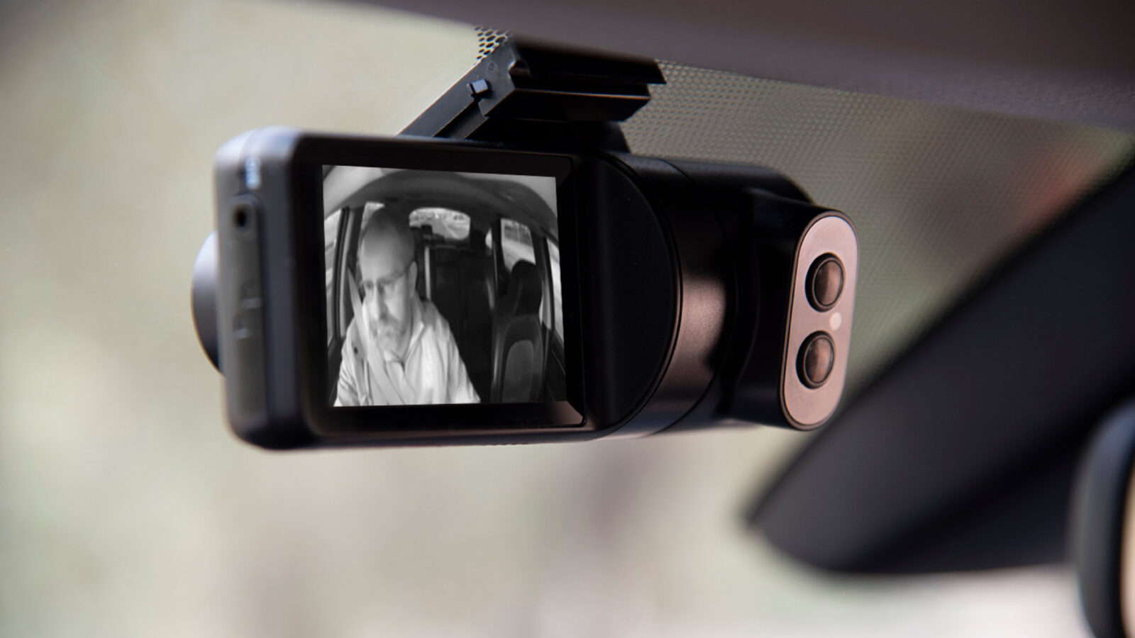 La videocámara inteligente para salpicadero, Surfsight AI-12, ofrece una compatibilidad total con la plataforma de análisis de datos de Geotab como solución integral de videoseguridad.
